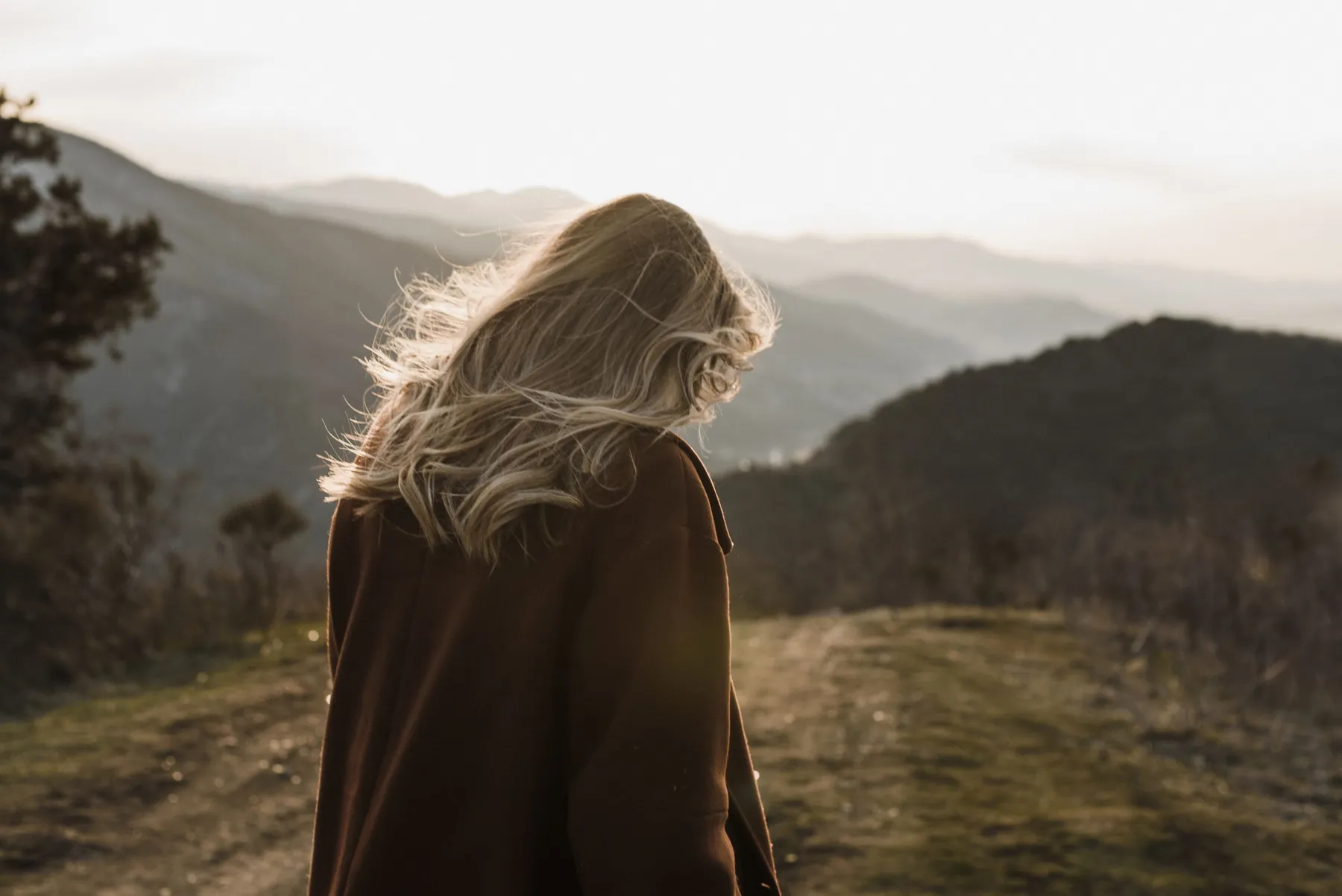 Eine Frau im Wald, still und nach innen gewandt